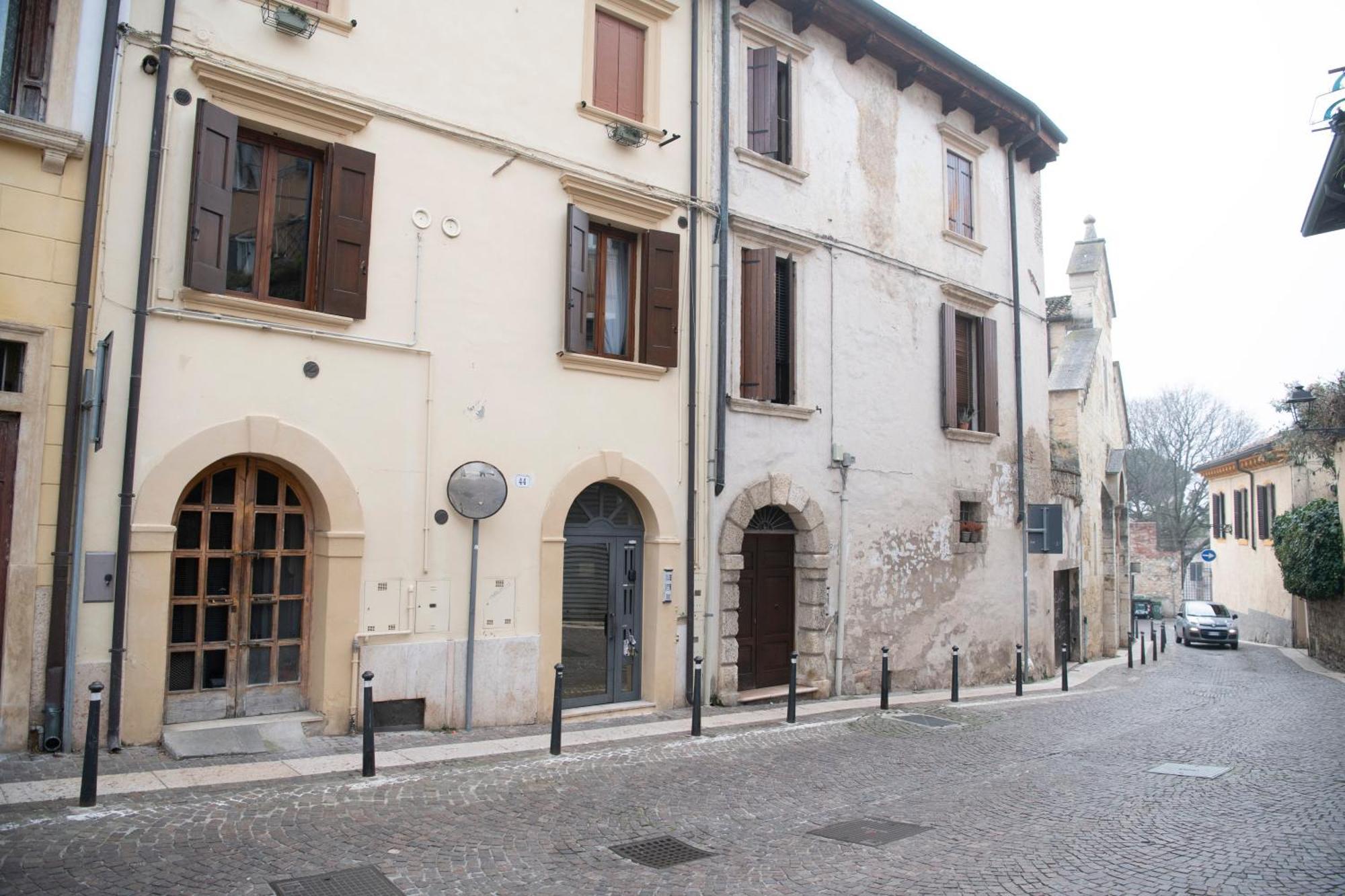 Ai Piedi Del Castello / 4Pl / Apt. Full 维罗纳 外观 照片