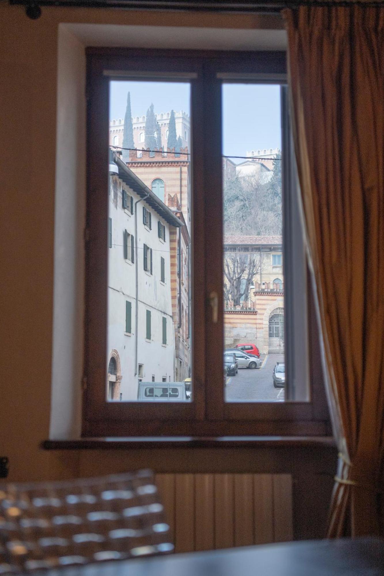 Ai Piedi Del Castello / 4Pl / Apt. Full 维罗纳 外观 照片