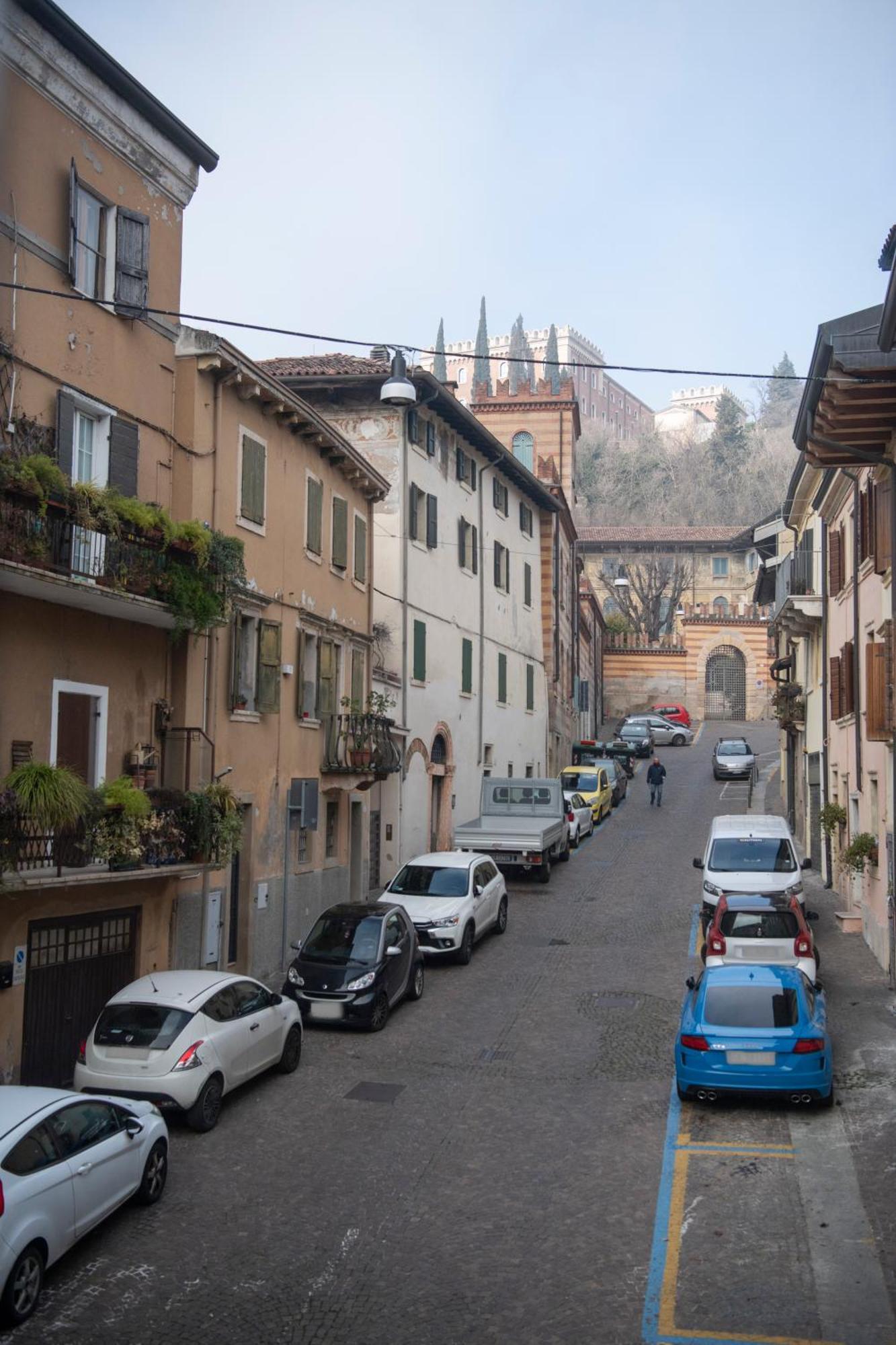 Ai Piedi Del Castello / 4Pl / Apt. Full 维罗纳 外观 照片